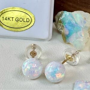 2.6ct Australian Opal 6mm full round crystal Opal. 14k Yellow Gold